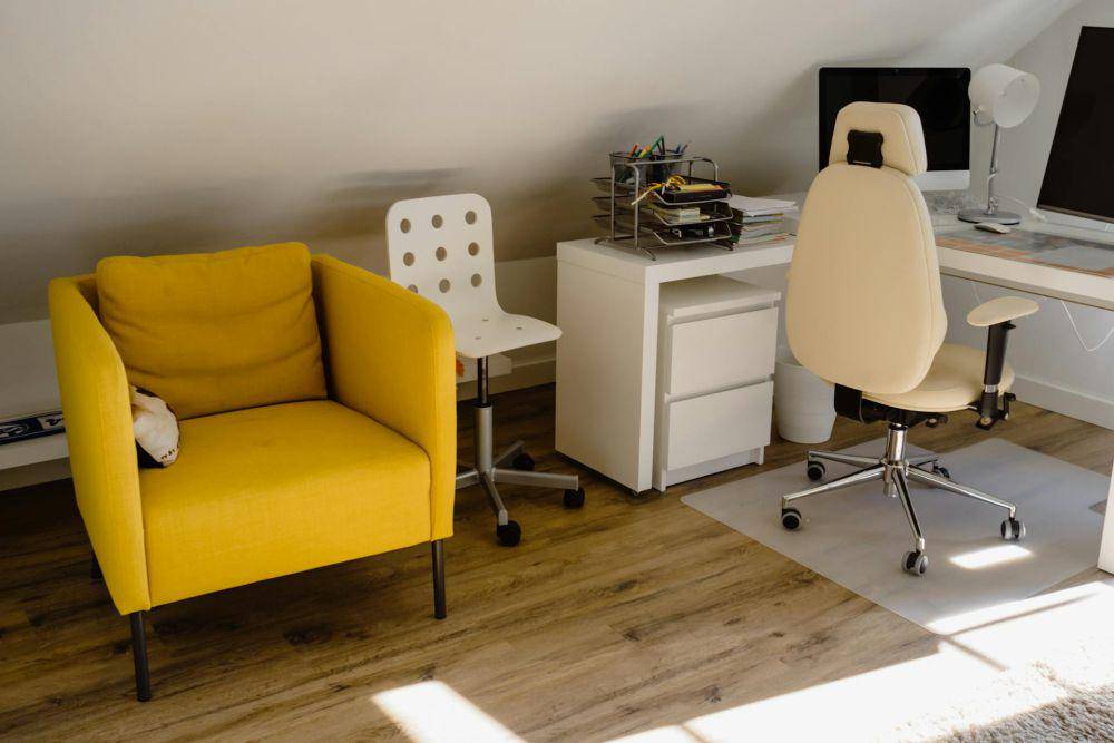 inspirasi elemen warna kuning di ruang kerja (pexels.com/Polina Kovaleva)