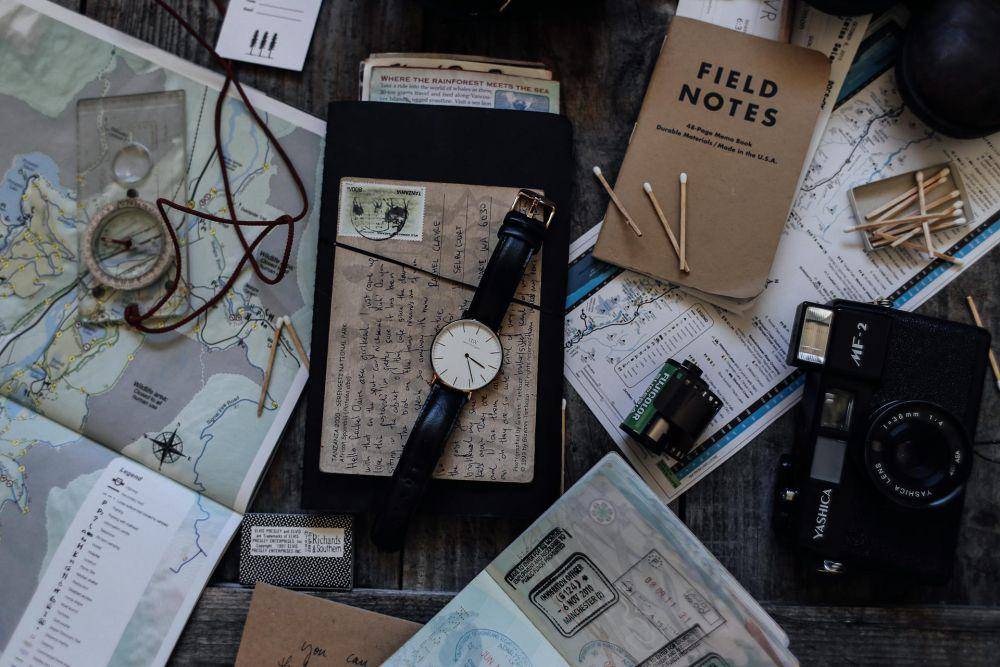 ilustrasi perlengkapan traveling (pexels.com/Rachel Claire)