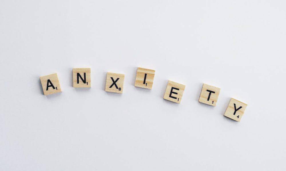 ilustrasi tulisan anxiety (pexels.com/Suzy Hazelwood)