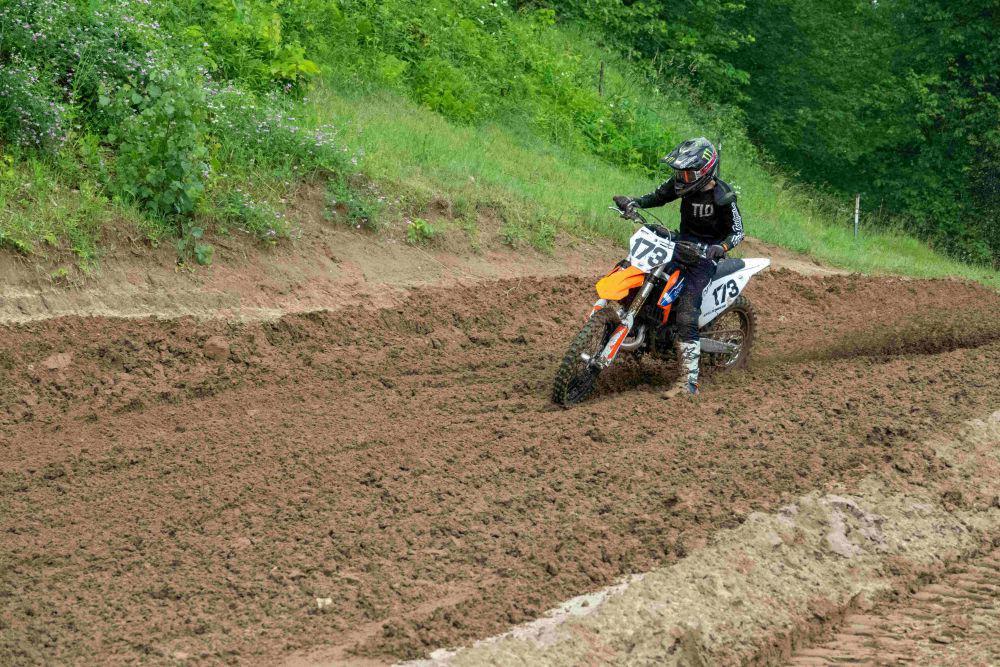 5 Tips Mengendarai Motor Trail yang Aman, Siap Offroad?