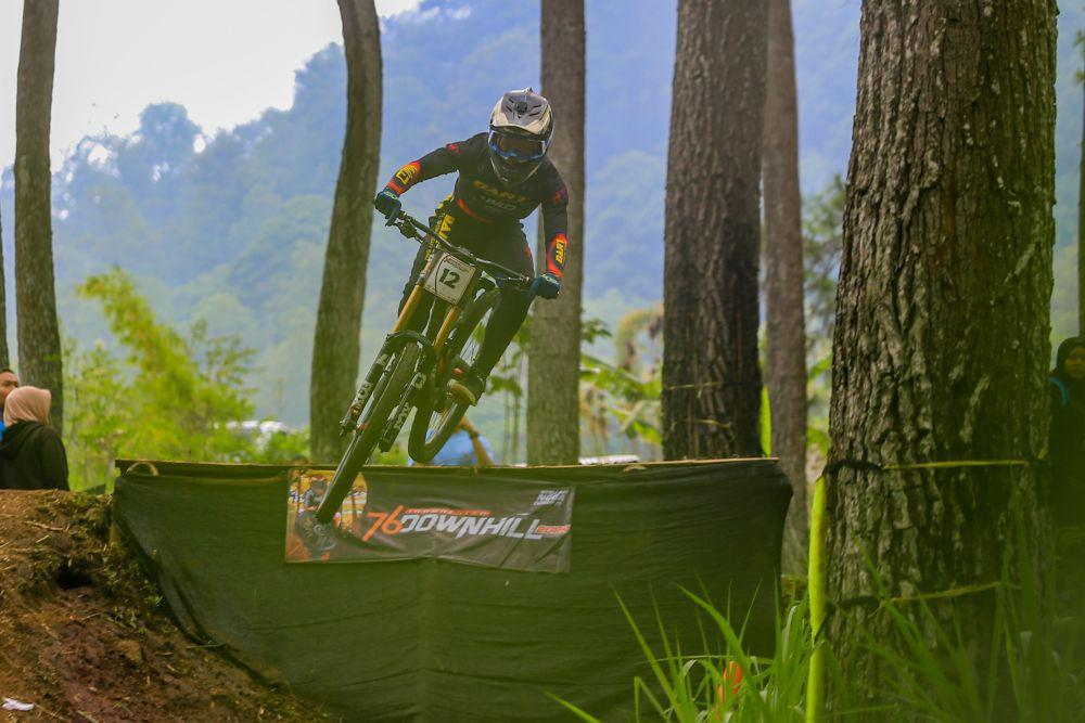 Rendy Varera Sabet Juara Umum 76 Indonesian Downhill 2024