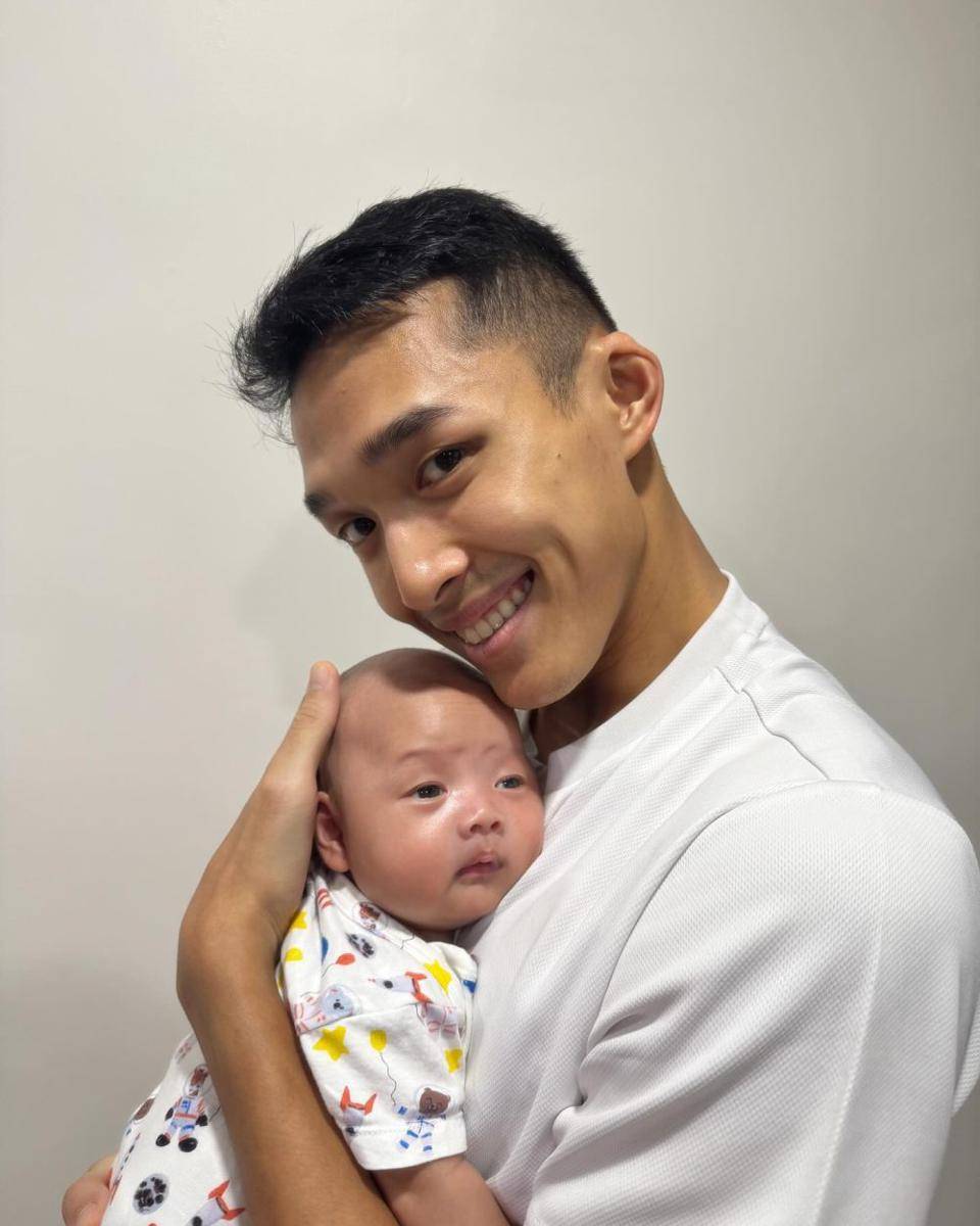 Jonatan Christie momong anak (instagram.com/jonatanchristieofficial)