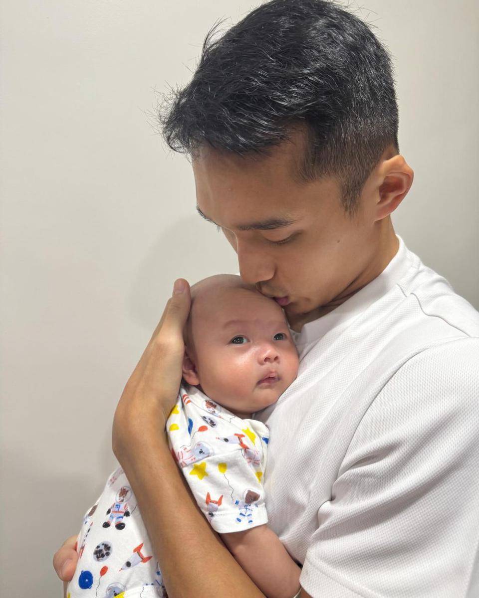 Jonatan Christie momong anak (instagram.com/jonatanchristieofficial)