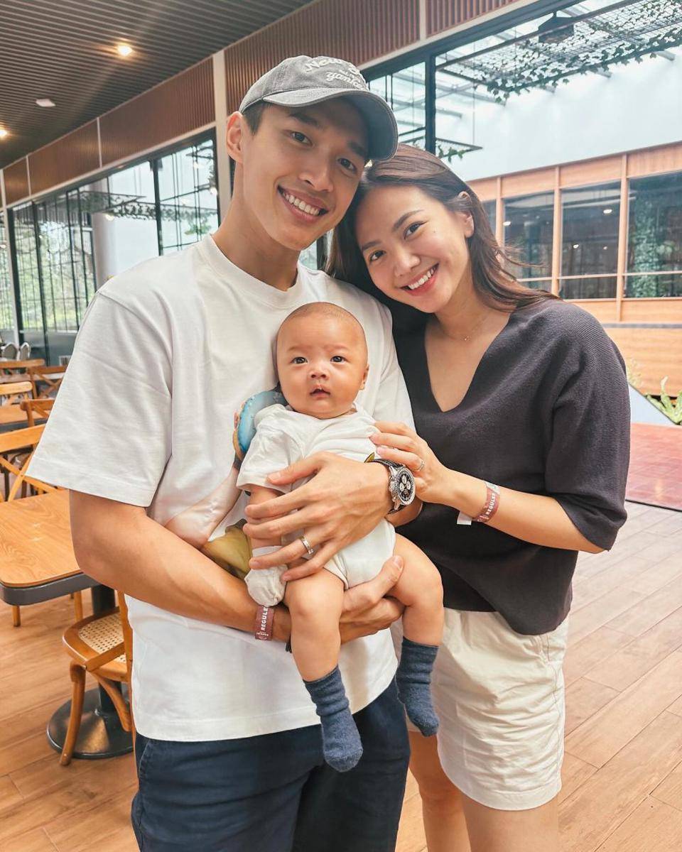 Shanju dan Jonatan momong anak (instagram.com/shanju)