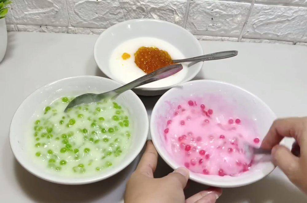 ilustrasi membuat adonan kue sagu lonceng pelangi (YouTube.com/Dapur Lielis)