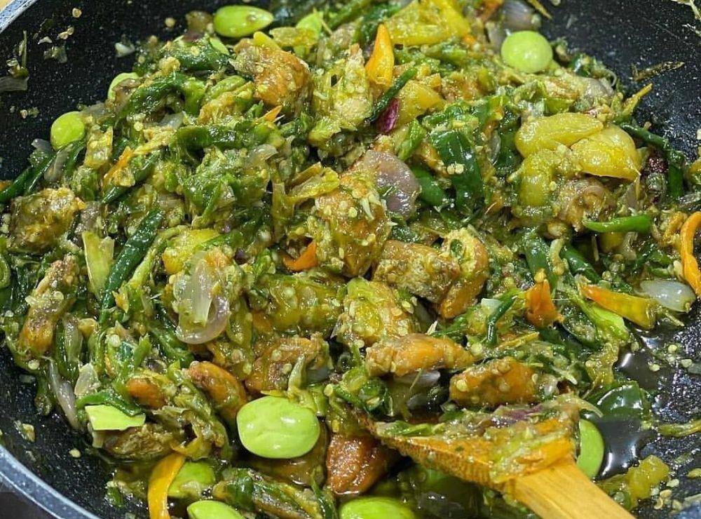 Ikan Asin Sambal Ijo (instagram.com/menu_mejamakan)