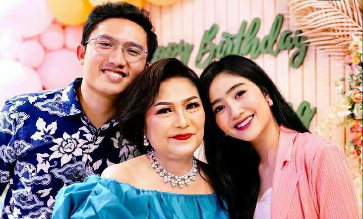10 Fakta Febby Rastanty yang Menjadi Tulang Punggung Keluarga, Senang!