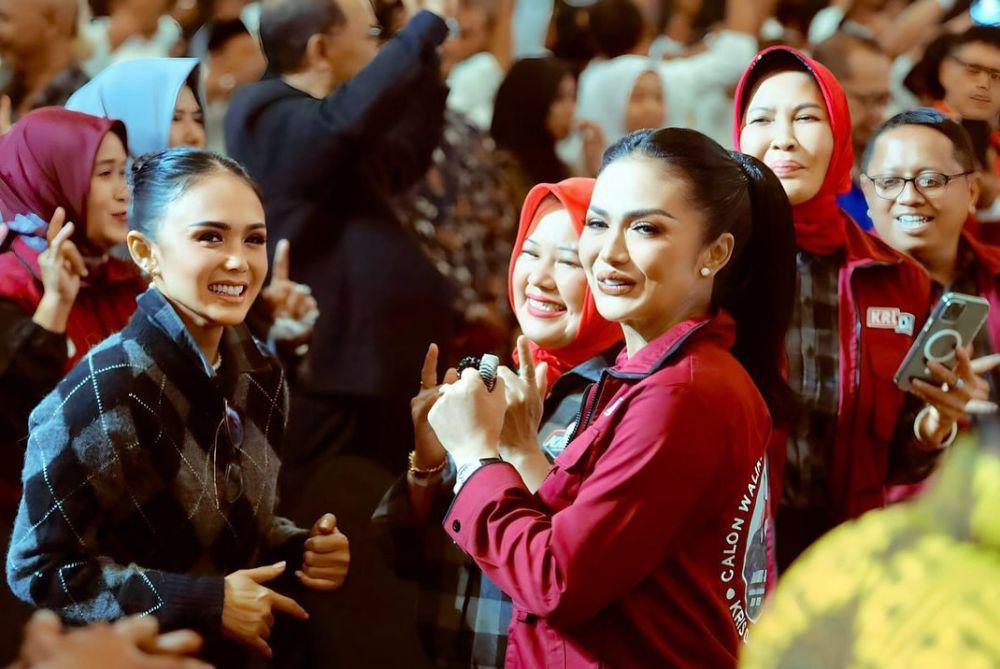 9 Potret Yuni Shara di Debat Cawalkot Kota Batu, Dukung Kris Dayanti