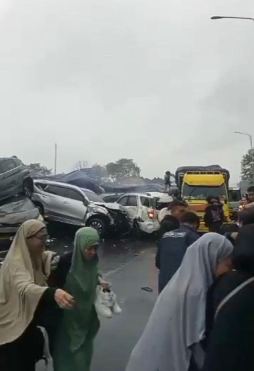 [BREAKING] Kecelakaan Beruntun di KM92 Cipularang Libatkan Truk Pengangkut Kardus