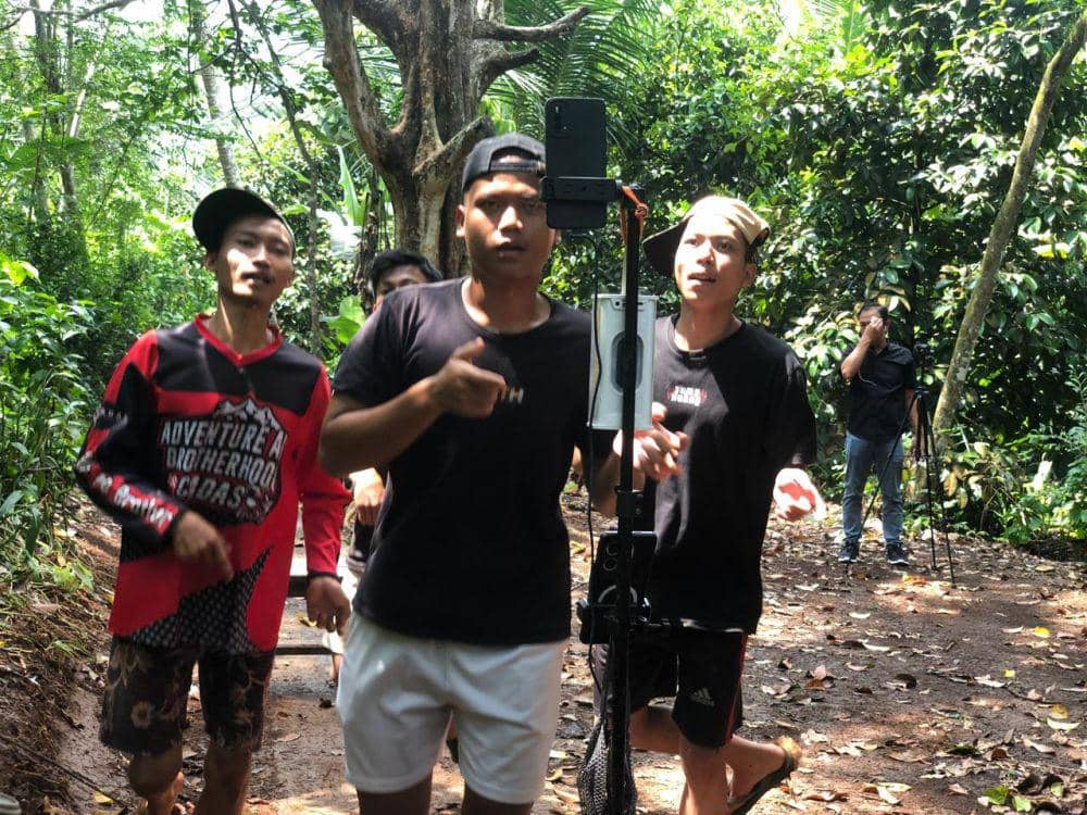 Warga saat live TikTok 'Sadbor' di Sukabumi (IDN Times/Fatimah)