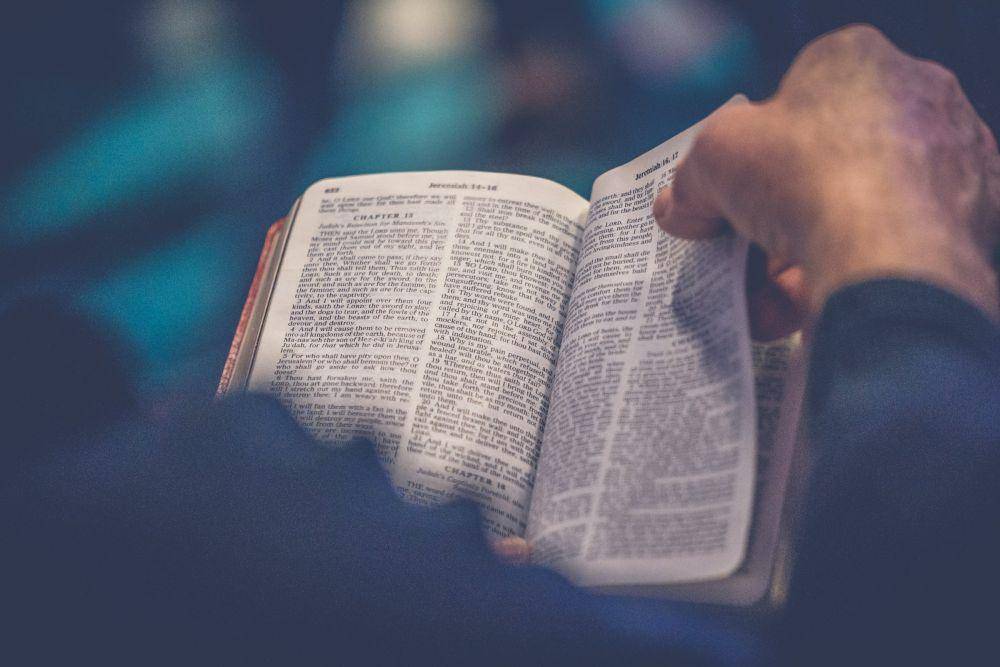 ilustrasi membaca Alkitab (unsplash.com/Red Long)