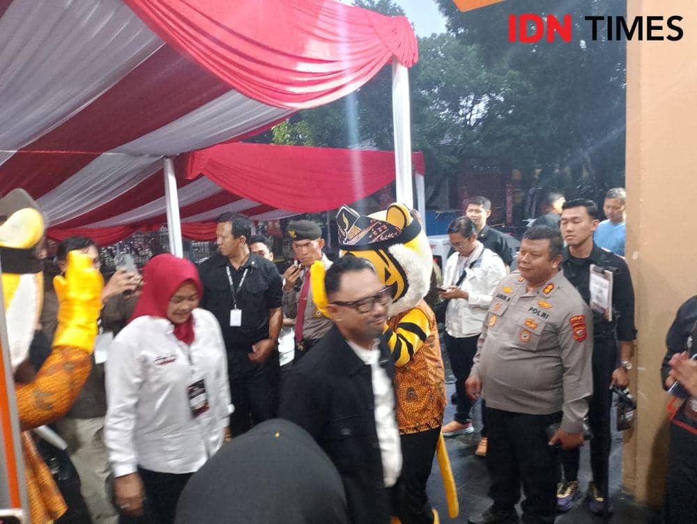 Debat Perdana Pilgub Jabar, Paslon Jeje-Ronal Pamer Pakai Merek Lokal
