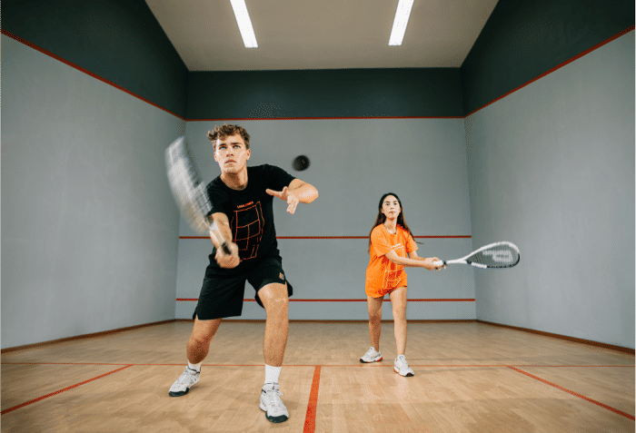 Dua orang sedang berolahraga squash (liga.tennis)