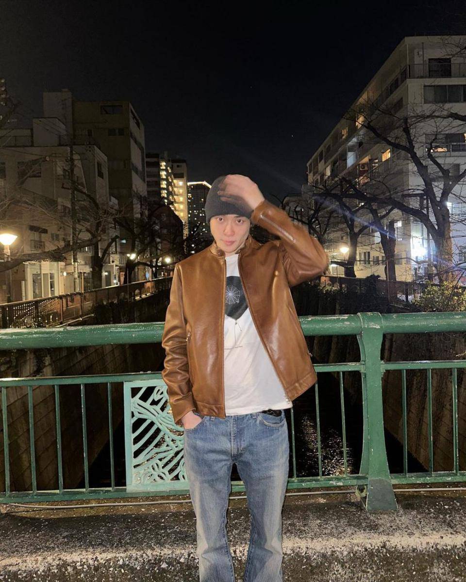 gaya layering outfit ala Jaehyun NCT (instagram.com/_jeongjaehyun)