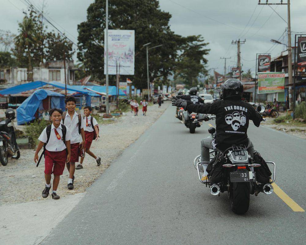 potret The Dudas-1 touring di Medan (instagram.com/raffinagita1717)