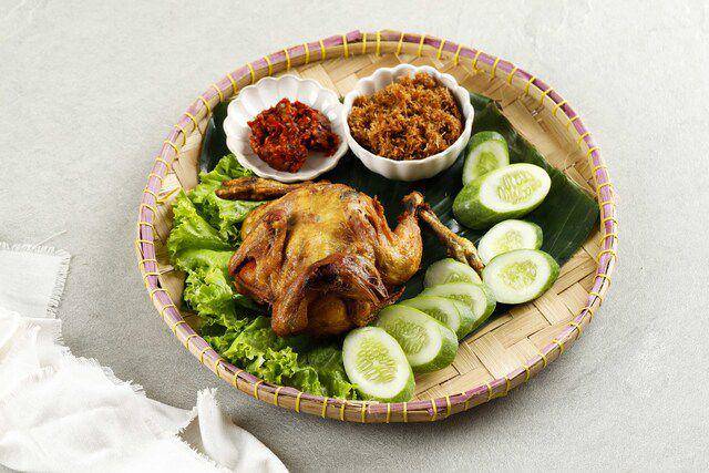 ilustrasi ayam goreng serundeng (vecteezy.com/ikarahma)