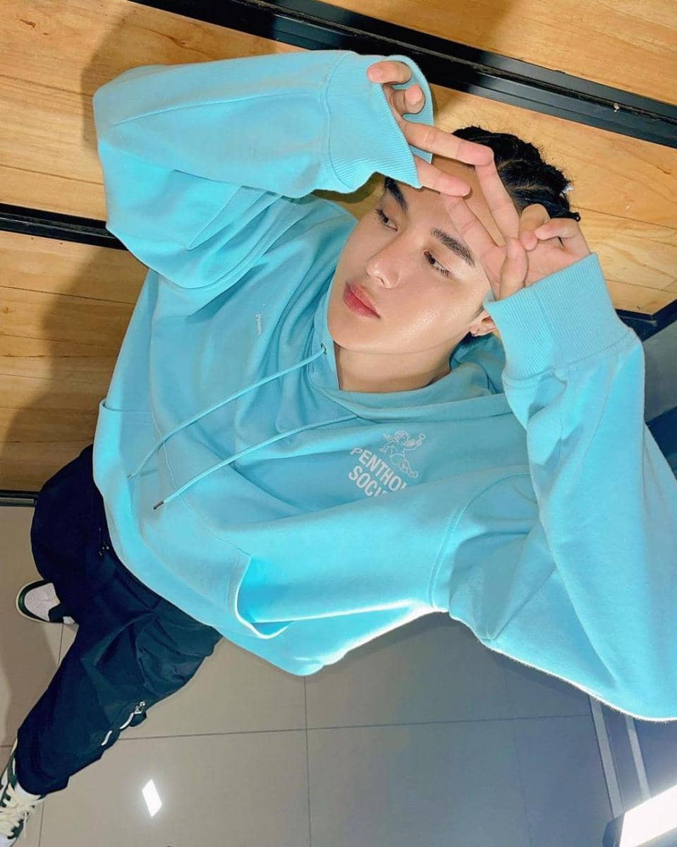 outfit nuansa biru ala Arm Weerayut (instagram.com/arm_wc)