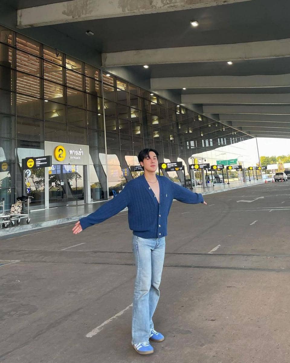 outfit nuansa biru ala Arm Weerayut (instagram.com/arm_wc)