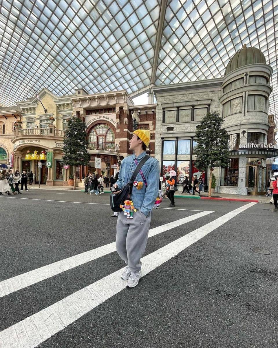 outfit nuansa biru ala Arm Weerayut (instagram.com/arm_wc)