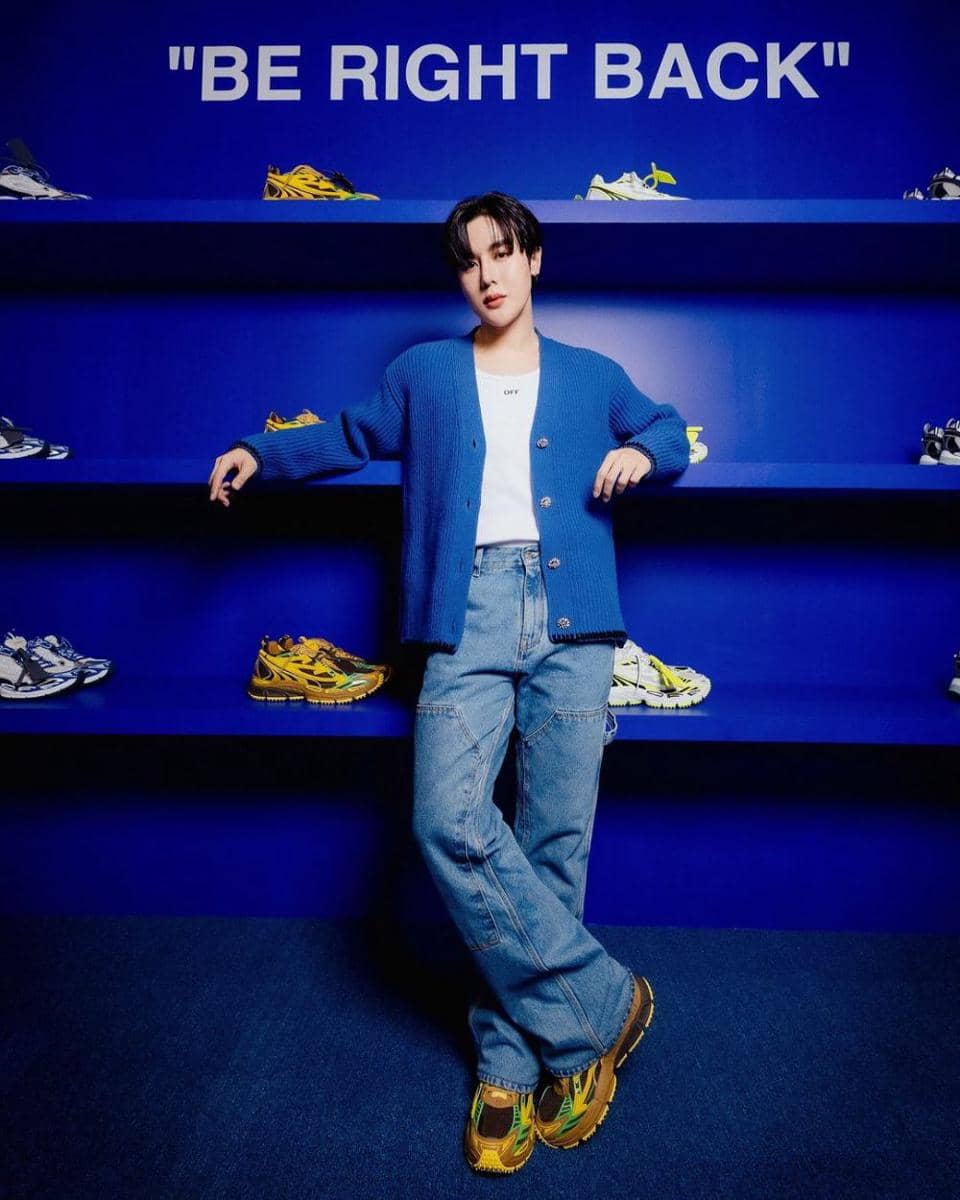 outfit nuansa biru ala Arm Weerayut (instagram.com/arm_wc)