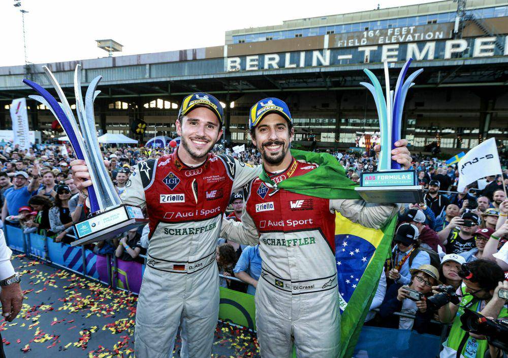 Daniel Abt (kiri) dan Lucas di Grassi (kanan) membawa tim ABT Audi finis 1-2 di E-Prix Berlin 2018. (audi-mediacenter.com)