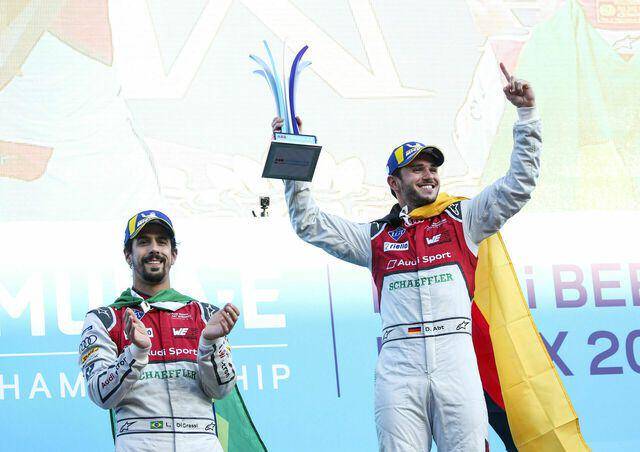Daniel Abt (kanan) menjuarai E-Prix Berlin 2018 diikuti Lucas di Grassi (kiri) yang menjadi peringkat kedua. (audi-mediacenter.com)