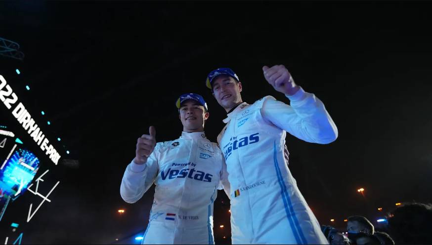 Nyck de Vries (kiri) dan Stoffel Vandoorne (kanan) membawa Mercedes finis 1-2 di balapan ke-1 E-Prix Diriyah 2022. (fiaformulae.com)