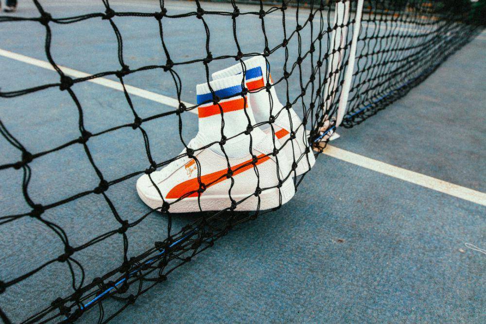 Sepatu yang cocok untuk bermain padel (unsplash.com/Fachry Zella Devandra)