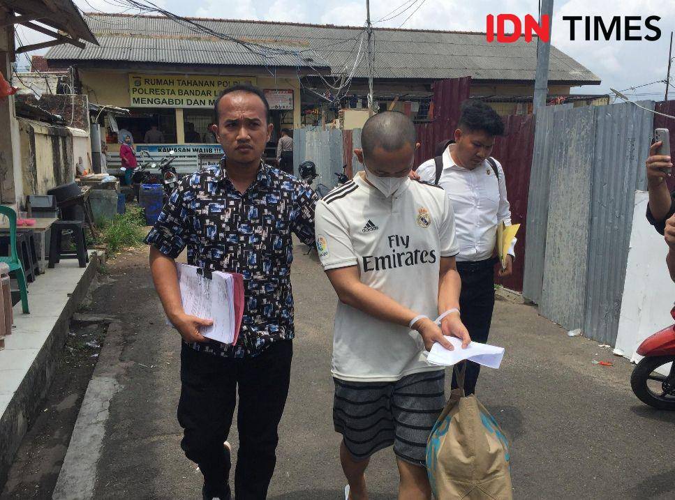 Tersangka Fadlurahman Zikri dilimpahkan penyidikan Satreskrim Polresta Bandar Lampung ke Kejari Bandar Lampung. (IDN Times/Tama Yudha Wiguna).