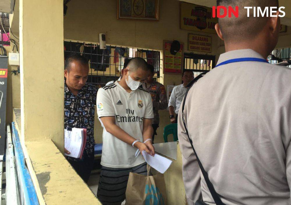 Tersangka Fadlurahman Zikri dilimpahkan penyidikan Satreskrim Polresta Bandar Lampung ke Kejari Bandar Lampung. (IDN Times/Tama Yudha Wiguna).
