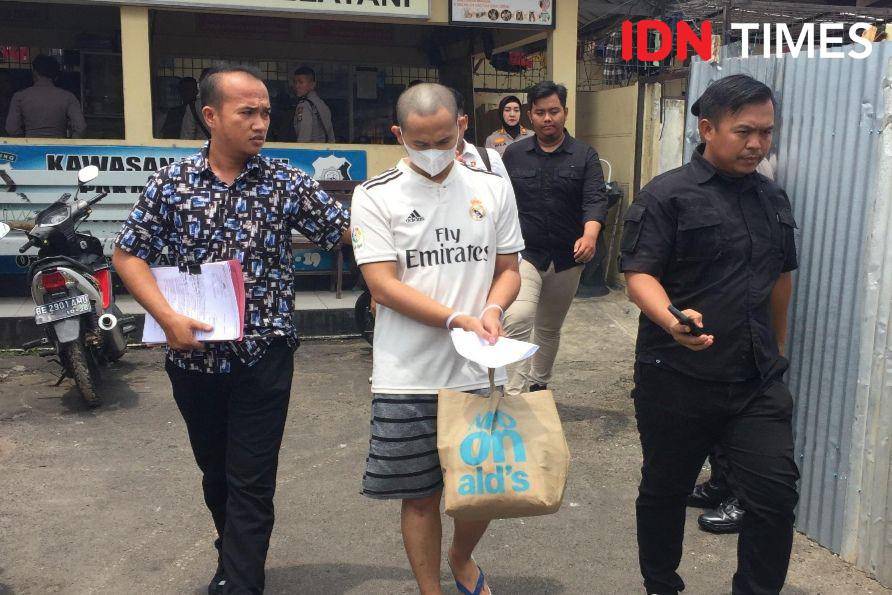 Tersangka Fadlurahman Zikri dilimpahkan penyidikan Satreskrim Polresta Bandar Lampung ke Kejari Bandar Lampung. (IDN Times/Tama Yudha Wiguna).