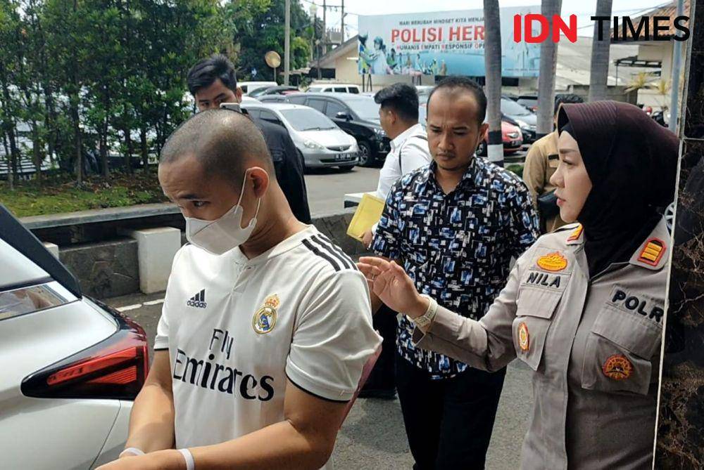 Tersangka Fadlurahman Zikri dilimpahkan penyidikan Satreskrim Polresta Bandar Lampung ke Kejari Bandar Lampung. (IDN Times/Tama Yudha Wiguna).