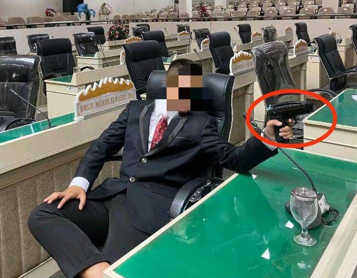 Siswa SMAN 9 Bandar Lampung inisal A swafoto todongkan senpi mainan di ruang rapat Paripurna DPRD Provinsi Lampung. (IDN Times/Istimewa).