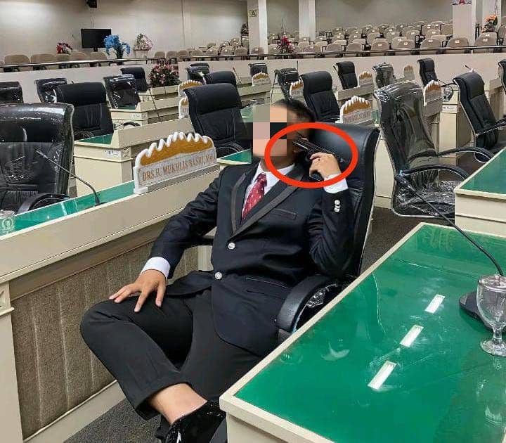 Siswa SMAN 9 Bandar Lampung inisal A swafoto todongkan senpi mainan di ruang rapat Paripurna DPRD Provinsi Lampung. (IDN Times/Istimewa).