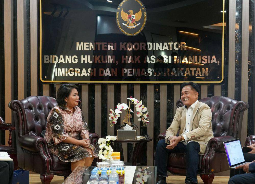 Duta Besar Filipina, Gina Alagon Jamoralin dan Menko Yusril Ihza Mahendra (dok.Kemenko KumHam Imipas)