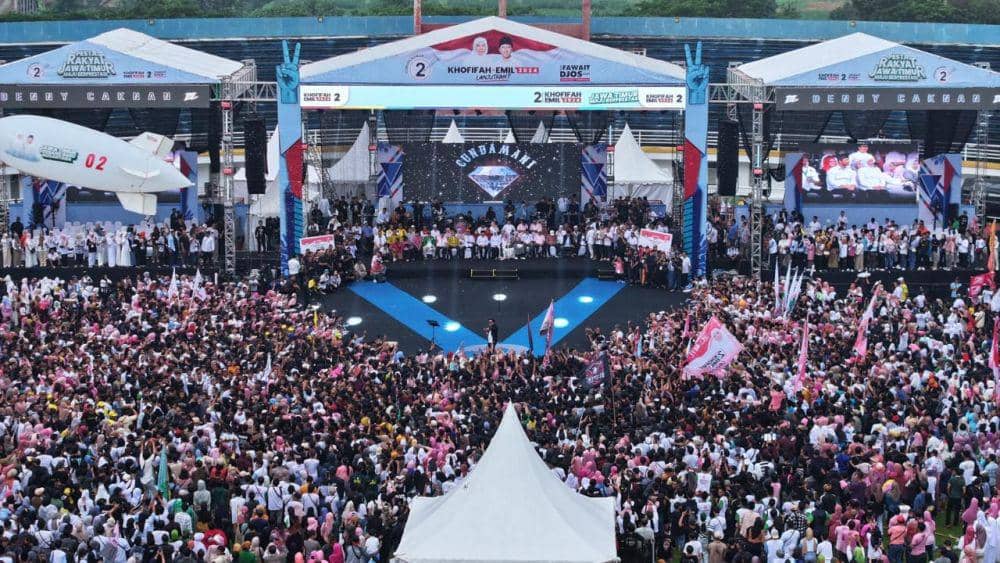Kampanye akbar pasangan Calon Gubernur dan Wakil Gubernur Jawa Timur nomor urut 2 Khofifah Indar Parawansa dan Emil Elestianto Dardak yang digelar di Jember Sport Garden tumpah ruah diikuti puluhan ribu relawan, pendukung, dan warga masyarakat. (Dok. Tim Cagub Jatim)