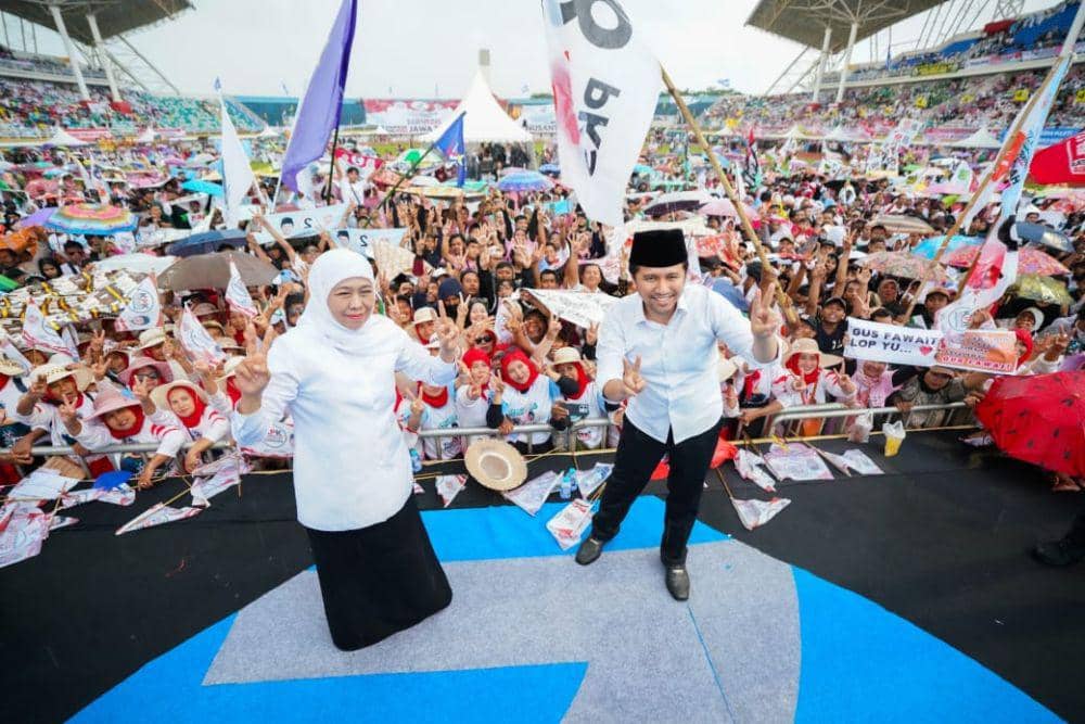 Kampanye akbar pasangan Calon Gubernur dan Wakil Gubernur Jawa Timur nomor urut 2 Khofifah Indar Parawansa dan Emil Elestianto Dardak yang digelar di Jember Sport Garden tumpah ruah diikuti puluhan ribu relawan, pendukung, dan warga masyarakat. (Dok. Tim Cagub Jatim 02)