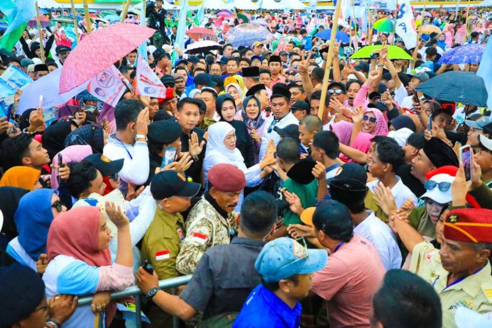 Kampanye akbar pasangan Calon Gubernur dan Wakil Gubernur Jawa Timur nomor urut 2 Khofifah Indar Parawansa dan Emil Elestianto Dardak yang digelar di Jember Sport Garden tumpah ruah diikuti puluhan ribu relawan, pendukung, dan warga masyarakat. (Dok. Tim Cagub Jatim)