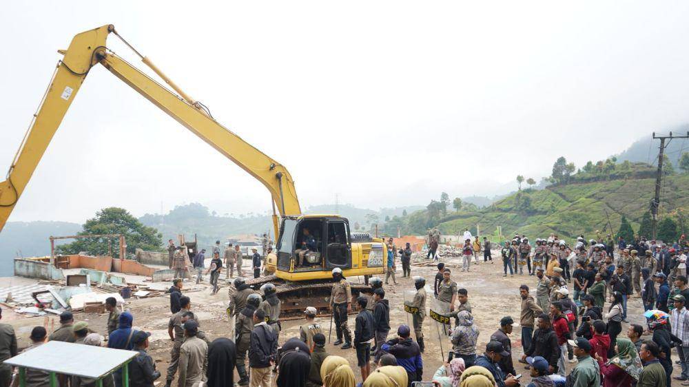 Suasana pembongkaran bangunan PKL Puncak Bogor, Jawa Barat, Kamis (11/11/2024). (Humas Pemkab Bogor).