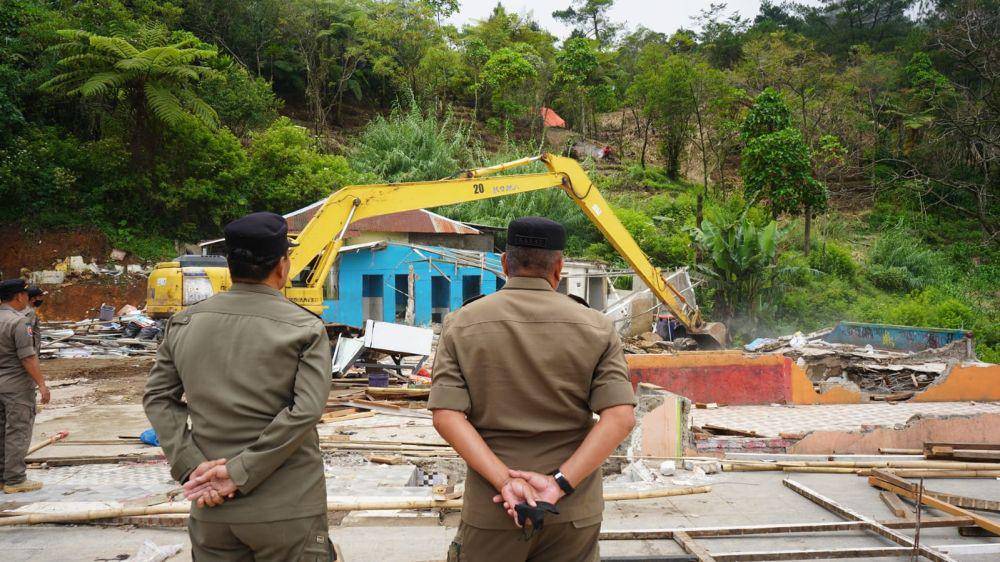 Pembongkaran bangunan PKL Puncak Bogor, Jawa Barat, Senin (11/11/2024). (Humas Pemkab Bogor).