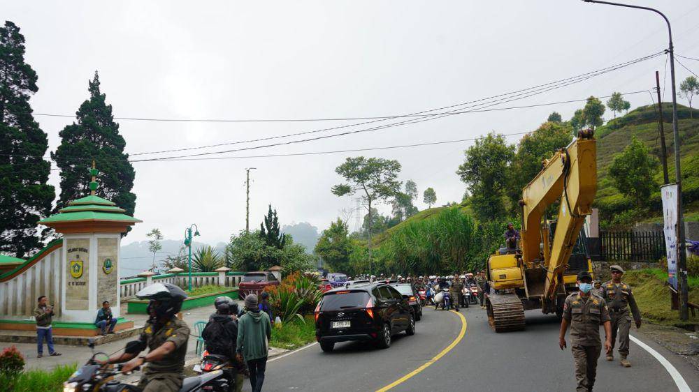 Suasana pembongkaran bangunan PKL Puncak Bogor, Jawa Barat, Senin (11/11/2024). (Humas Pemkab Bogor).