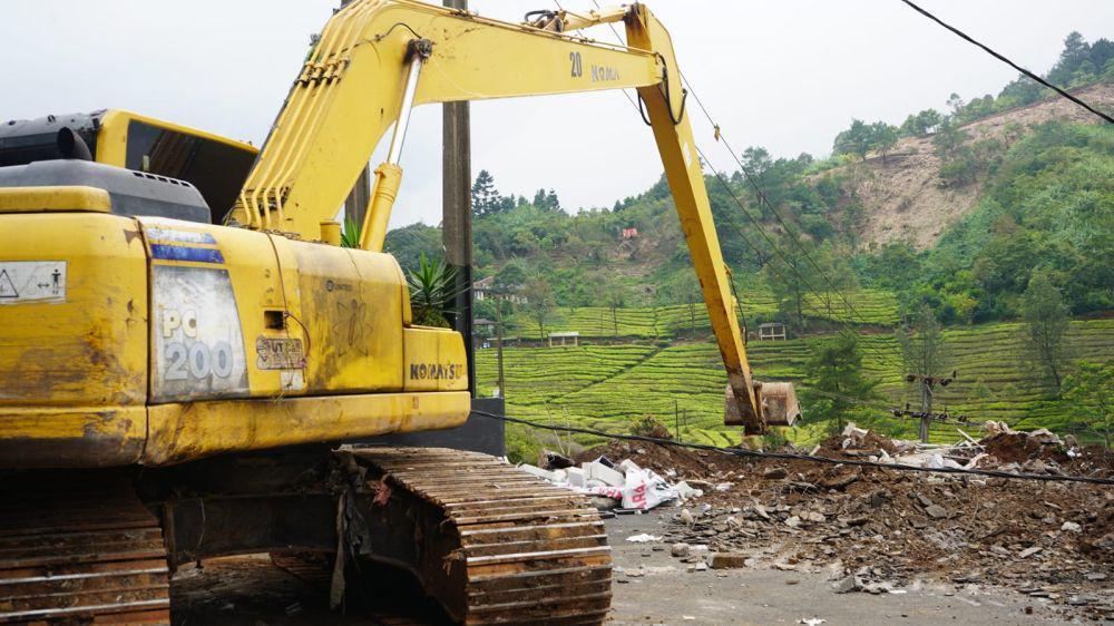 Pemkab Bogor Kembali Gusur PKL Puncak, Bangunan Pedagang Diratakan