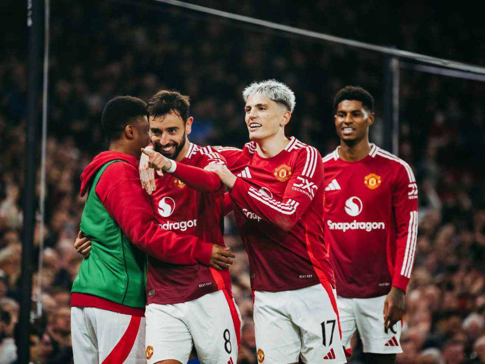 Manchester United merayakan gol ke gawang Leicester City di Piala Liga 2024/2025. (manutd.com)
