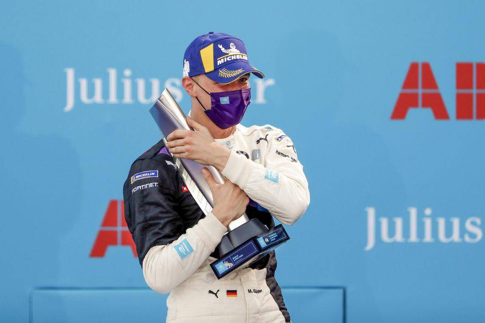 Maximilian Gunther memegang trofi kemenangan di balapan ke-3 E-Prix Berlin 2020. (press.bmwgroup.com)