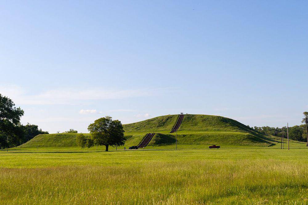 Monks Mound di Cahokia (commons.m.wikimedia.org/Skubasteve834)