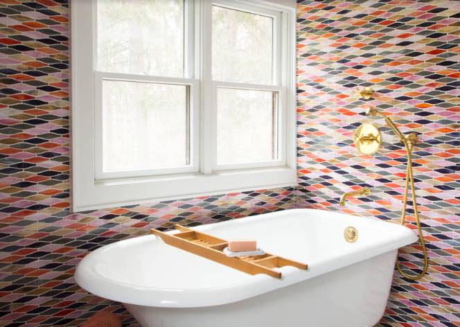 ilustrasi kamar mandi berkeramik mozaik (houzz.co.uk/Elizabeth Strianese Interiors LLC)