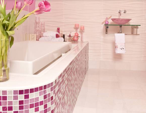 ilustrasi kamar mandi berkeramik mozaik (houzz.co.uk/Susan Jablon)