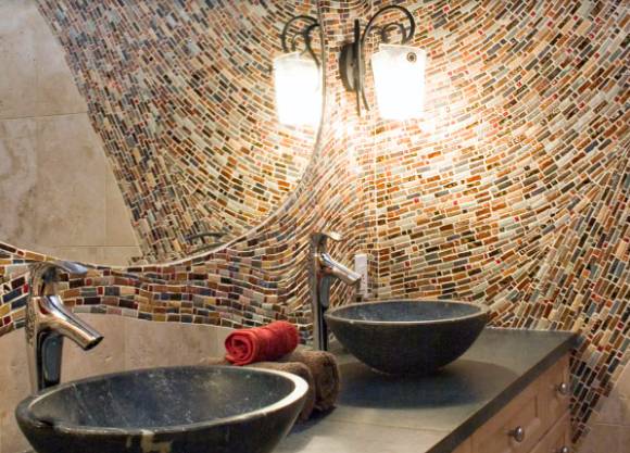 ilustrasi kamar mandi berkeramik mozaik (houzz.co.uk/Mercury Mosaics and Tile)