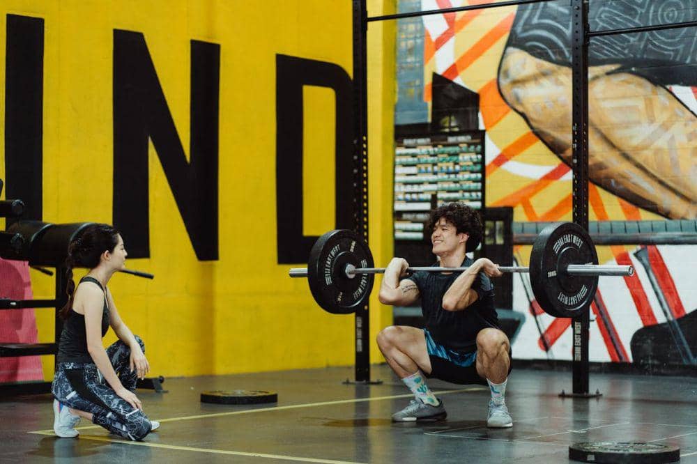 Ilustrasi front squat.