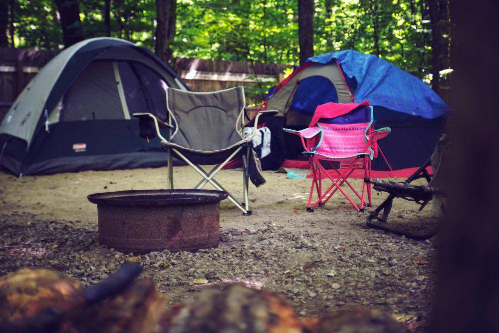 Ilustrasi tenda dan kursi camping. Pexels.com/Macdestroir